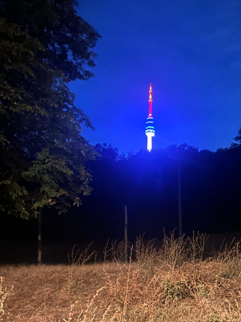 Toren van Avala by night Belgrado